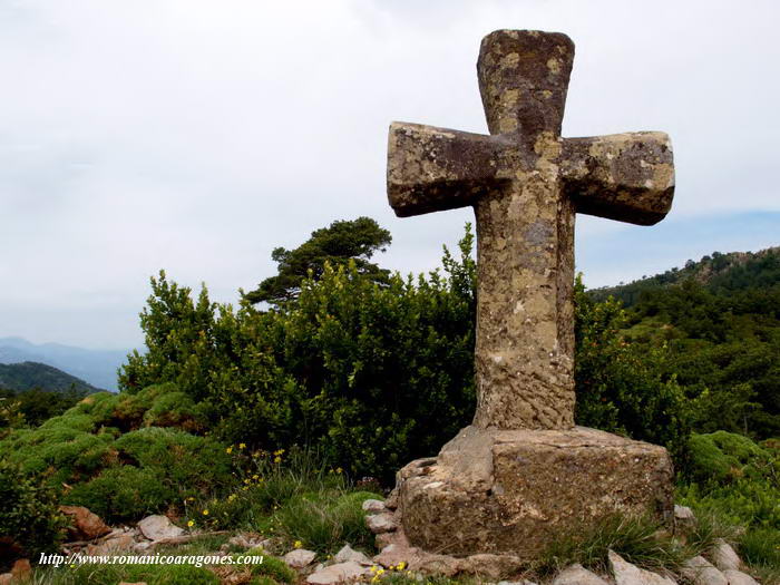 CRUZ DE NOVALLA REUTILIZADA EN LAS INMEDIACIONES DE SANTA MARINA
